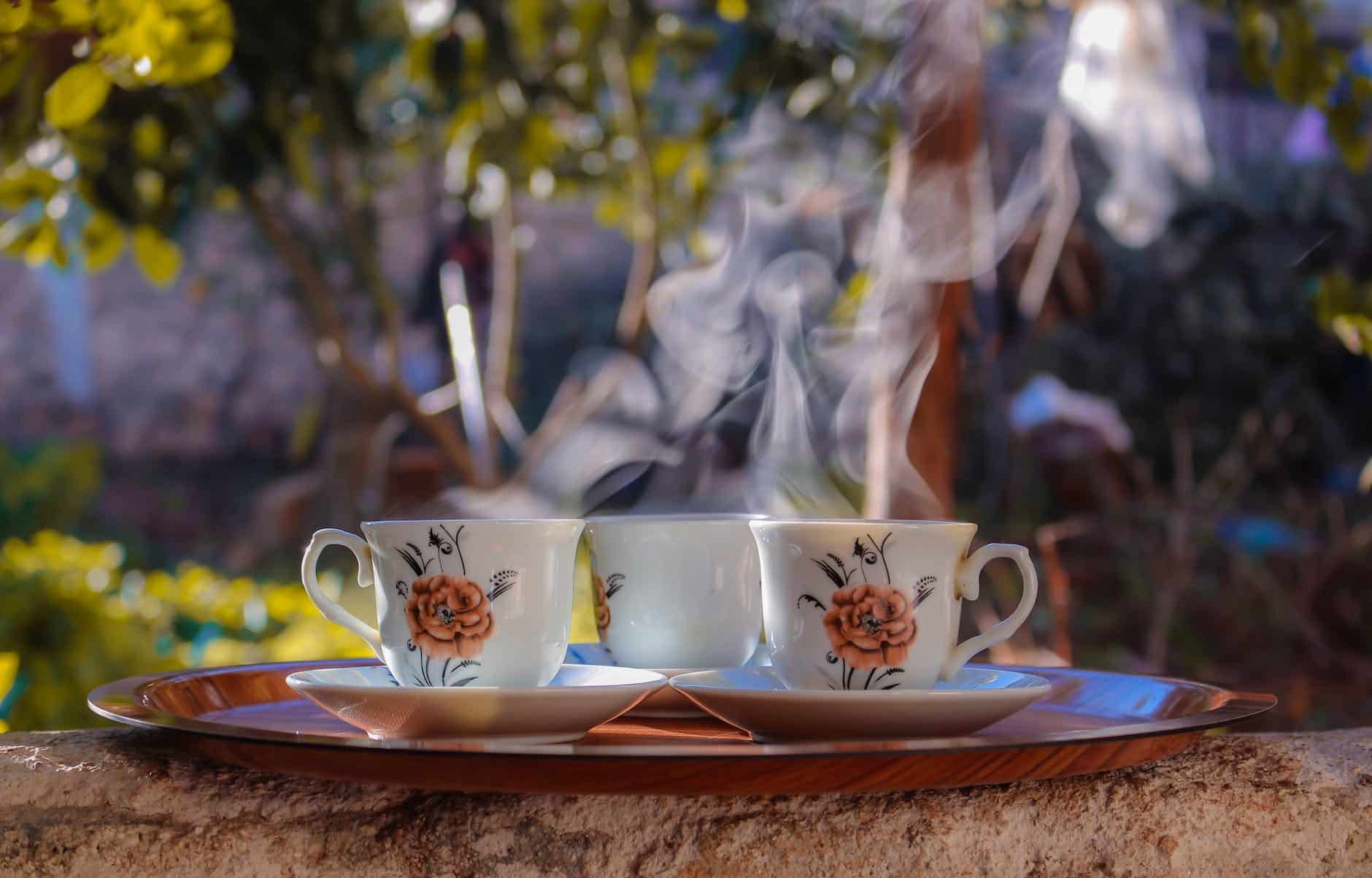 Căni personalizate cu design floral, ideale pentru un cadou unic