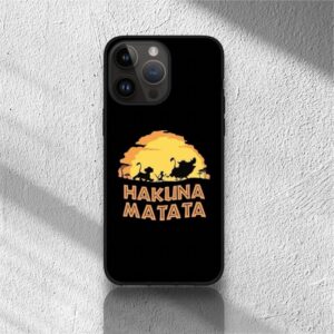 Husă telefon neagră cu ilustrație „Hakuna Matata” și siluete de animale pe fundal de apus.