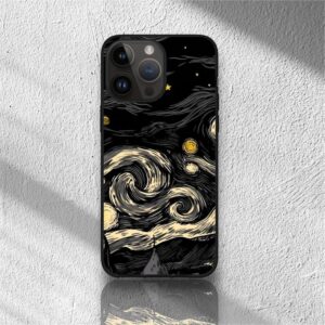 Husă telefon cu design inspirat de pictura „Starry Night” pe fundal negru.