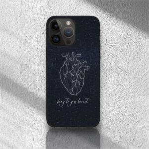 Husă telefon cu design al unei inimi geometrice și mesaj „Key to Your Heart” pe fundal stelar.