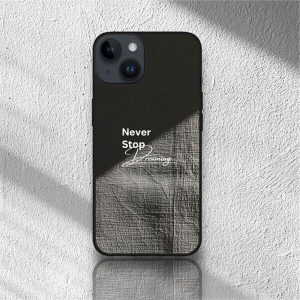 Husă telefon neagră cu mesaj inspirator „Never Stop Dreaming” pe fundal texturat