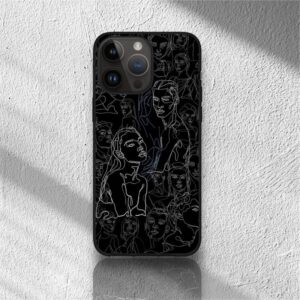 Husă telefon cu design de schiță figurativă în stil contur alb pe fundal negru.