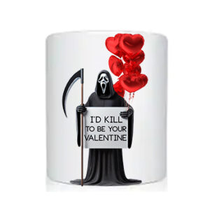 Cană albă cu Ghostface, baloane roșii și un mesaj inspirat de Valentine's Day