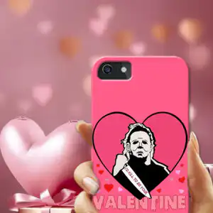 Husa de telefon roz cu design tematic de Valentine's Day, featuring Michael Myers și mesajul „I'd kill to be your Valentine”