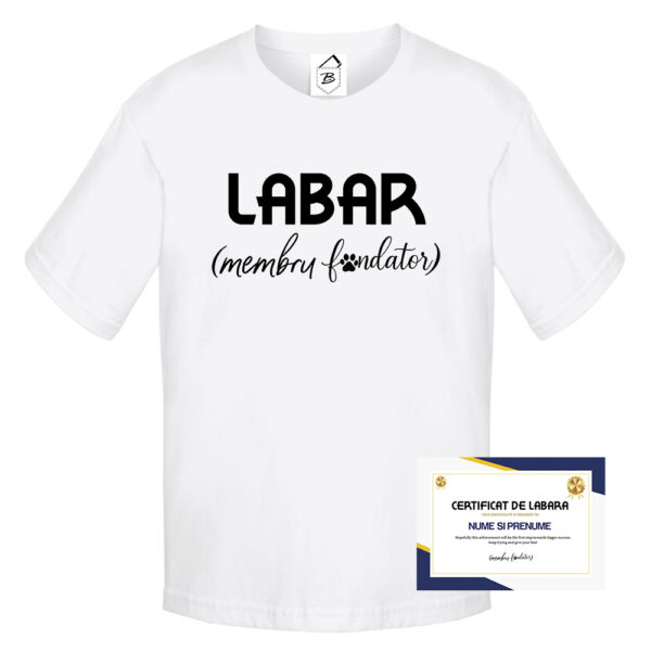 Tricou alb cu text negru „Certificat de Labar (Membru Fondator)”