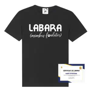 Tricou cu mesaj haios „Certificat de Labară” și text în paranteză „Membru Fondator”