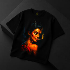 Tricou negru cu grafică artistică reprezentând o femeie cu coarne, fumând, și textul „Bitch” scris în roșu