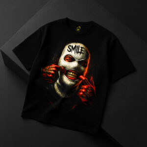 Tricou negru cu grafică intensă ce prezintă o mască balaclava și cuvântul „SMILE”, în stil urban dark