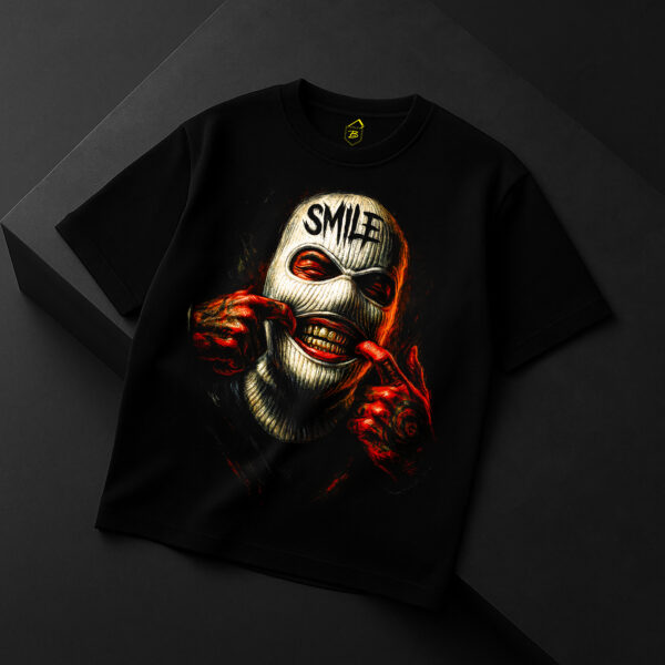 Tricou negru cu grafică intensă ce prezintă o mască balaclava și cuvântul „SMILE”, în stil urban dark