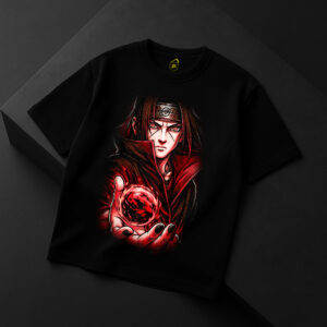 Tricou negru cu print detaliat al personajului Itachi Uchiha din Naruto, ținând o sferă de energie roșie