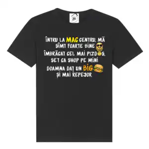 Tricou negru personalizat cu mesaj amuzant „Întru la Mac centru”, design streetwear cu burger și text ironic, potrivit pentru ținute casual.