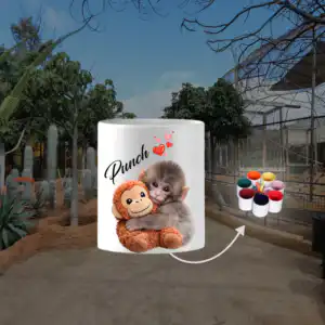 Cană personalizată cu maimuță bebe care îmbrățișează un pluș și inimioare, design simpatic Punch.
